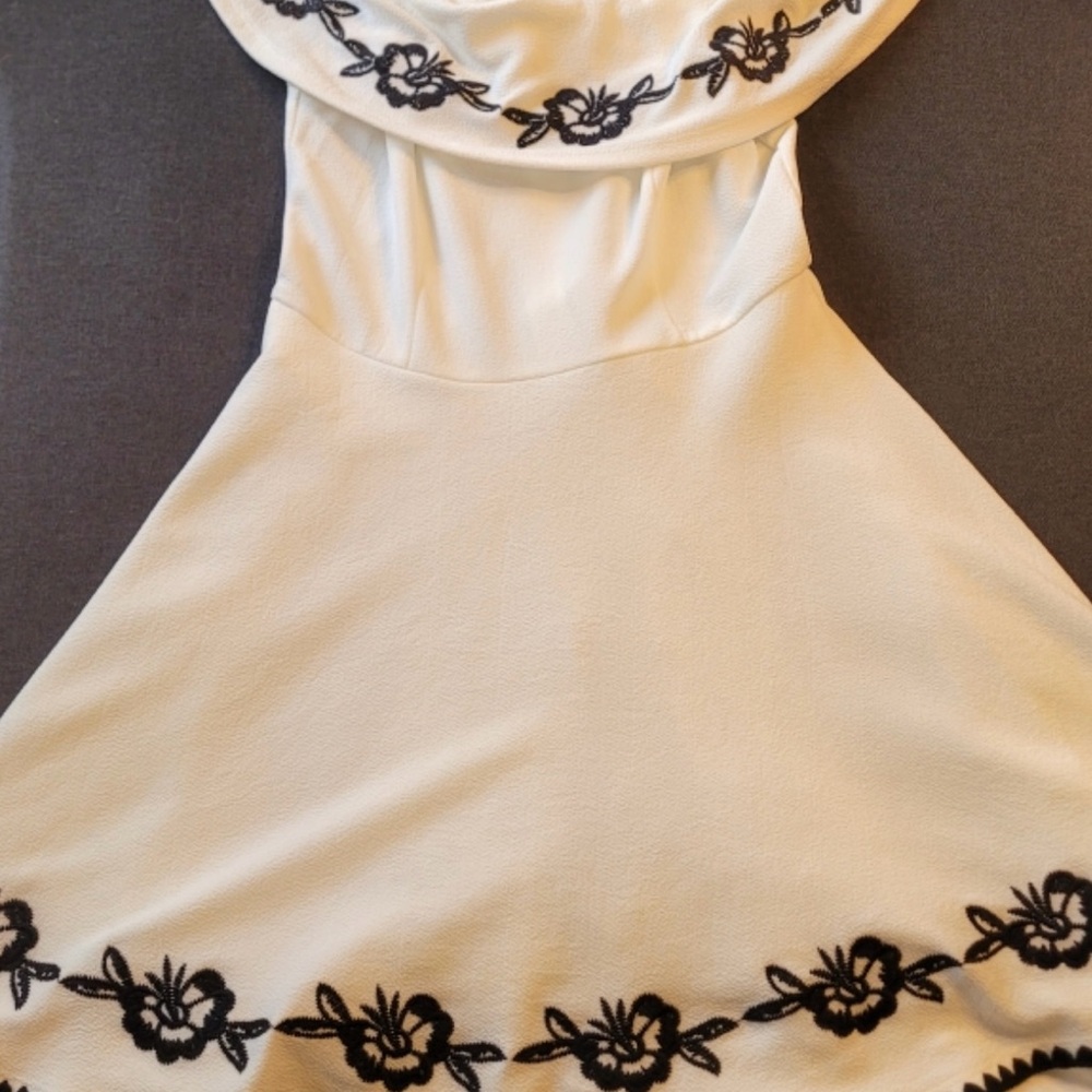 Francesca's Collections White and Black Floral Top